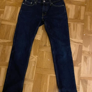 Levi’s Jeans Man W30 L32 - De är mörk blåa äkta Levis jeans i storleken W30 L32. Säljs för att den inte används längre 