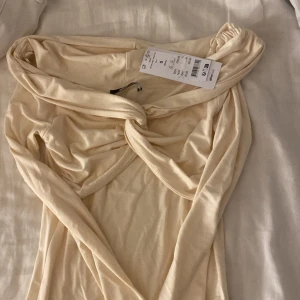 Blus - Tröja från Gina med lappen kvar, säljer pågrund av att de inte riktigt är min stil.