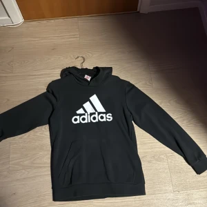 Adidas Hoodie Äkta - Säljer min helt nya Adidas hoodie som jag fick i födelsedagspresent, inte min stil direkt.(stl L)Köp gärna😁
