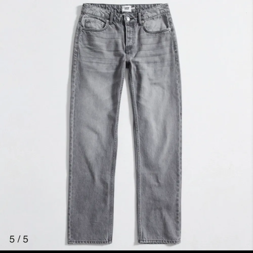 Säljer dessa jeans från lager då de ej kommer till användning, storlek S 🫶🏼 De är lite mörkare i verkligheten än vad de är på de 2 första bilderna 🥰 Köpare står för frakten 🫶🏼😻. Jeans & Byxor.