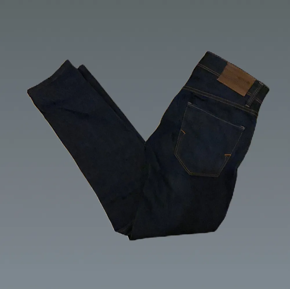 Sköna mörkblå slim jeans från Selected homme i storlek W32 L32. Jeans & Byxor.