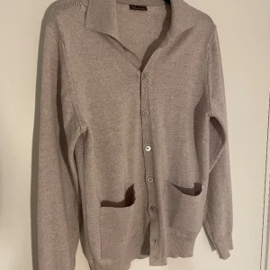 Stenströms kofta - Tja, säljer min stenströms kofta eftersom den lite liten, nästan oanvänd med inga slitningar på, skicka 10/10. 100% merinoull. Köpt på NK för 2100. Betalning genom swish! Kan även gå med på byte