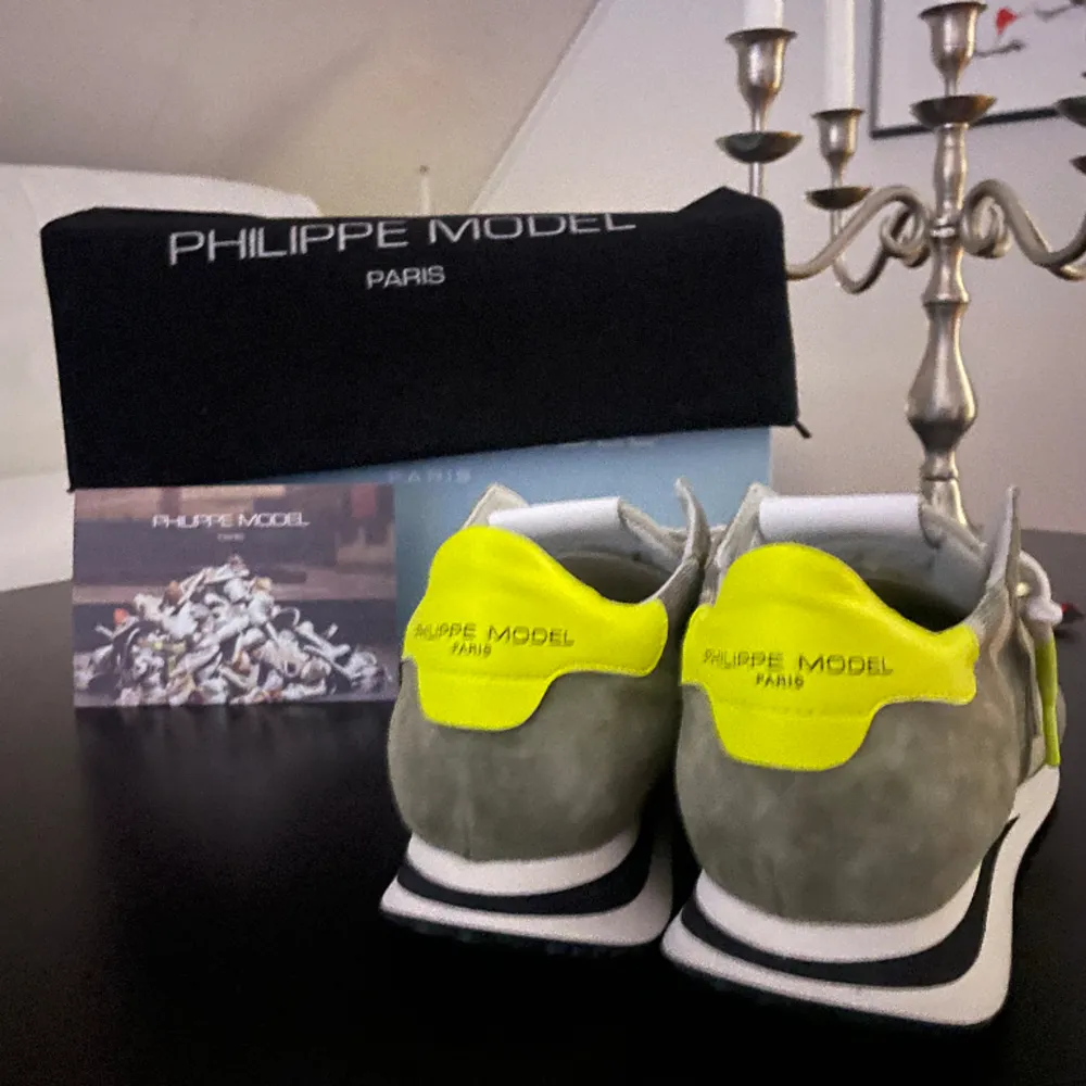 Camo Philippe model skor i storlek 41 som sitter mer som 42 | helt nya ur box | nypris 3199kr | vårat pris 2399kr | allt og medkommer | hör av dig vid fler frågor eller funderingar! . Skor.