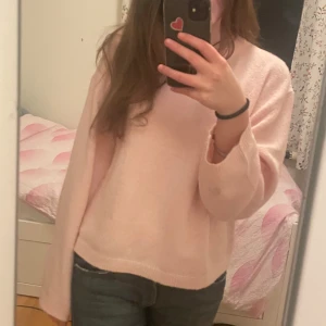 Stickad tröja - Säljer denhär jätte fina rosa tröjan då den inte kommer till andvändning!!! Den är i väldigt bra skick då jag inte har andvänt den så mycket💗Den är i storlek M men den passar perfekt på mig som vanligtvis har storlek XS/S !