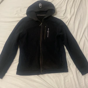 Sail racing zip hoodie  - Säljer sail racing tröja som inte passar mer🤙 bra skick