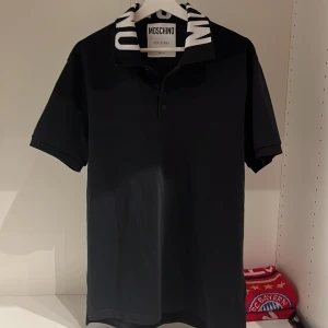 Helt ny Moschino pike - Aldrig använd, lappen sitter kvar. Storlek L passar M-L. Nypris: 2200.