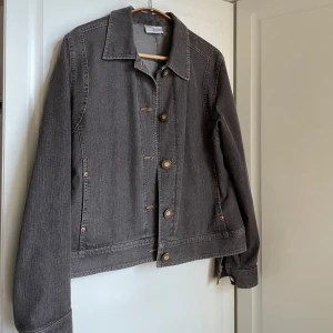 Finaste jeansjackan - Fin och unik jeansjacka köpt i Frankrike, så osäker märke. Sitter snyggt oversized på mig som är xs.