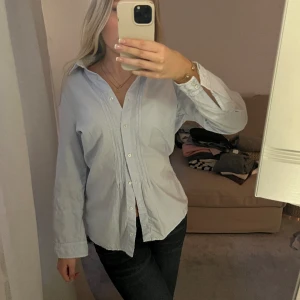 Skjorta  - Säljer denna jättefina skjorta som jag aldrig har använt och köpte på Plick🩵