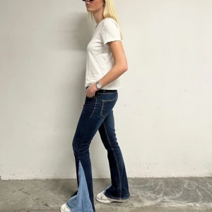 Unika jeans - Säljer dessa coola jeans då de inte kommer till användning. inga defekter aldrig använda. Innerbenslängd: 82 midjemått:34 motsvarar ungefär 26/34 🥰