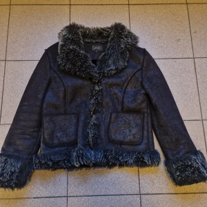 Vintage fodrad fluffig jacka med fuskpäls - Väldigt fint skick på jackan. Giving bratz Skulle säga att den är storlek M men passar även S och L gällande på hur man vill att den ska passa. Min överkropp är XS/S 