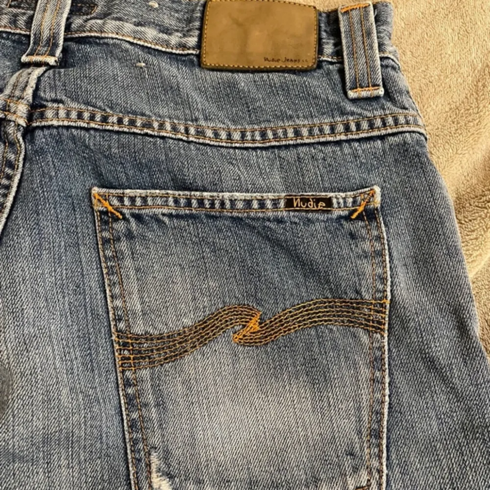 Hej! Säljer ett par feta Nudie jeans för ett billigt pris, inköpta för 1600kr och säljes för endast 339kr men kan gå ner lite  , modellen är average Joe och storleken är 32/32 men passar mindre . Jeans & Byxor.