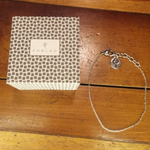 Edblad stainless steal armband - Edblads enklaste armband att sätta berlocker på. Använt en ggn, låda på köpet passa. Passar 16-19 cm. Nickelfritt rostfritt stål 