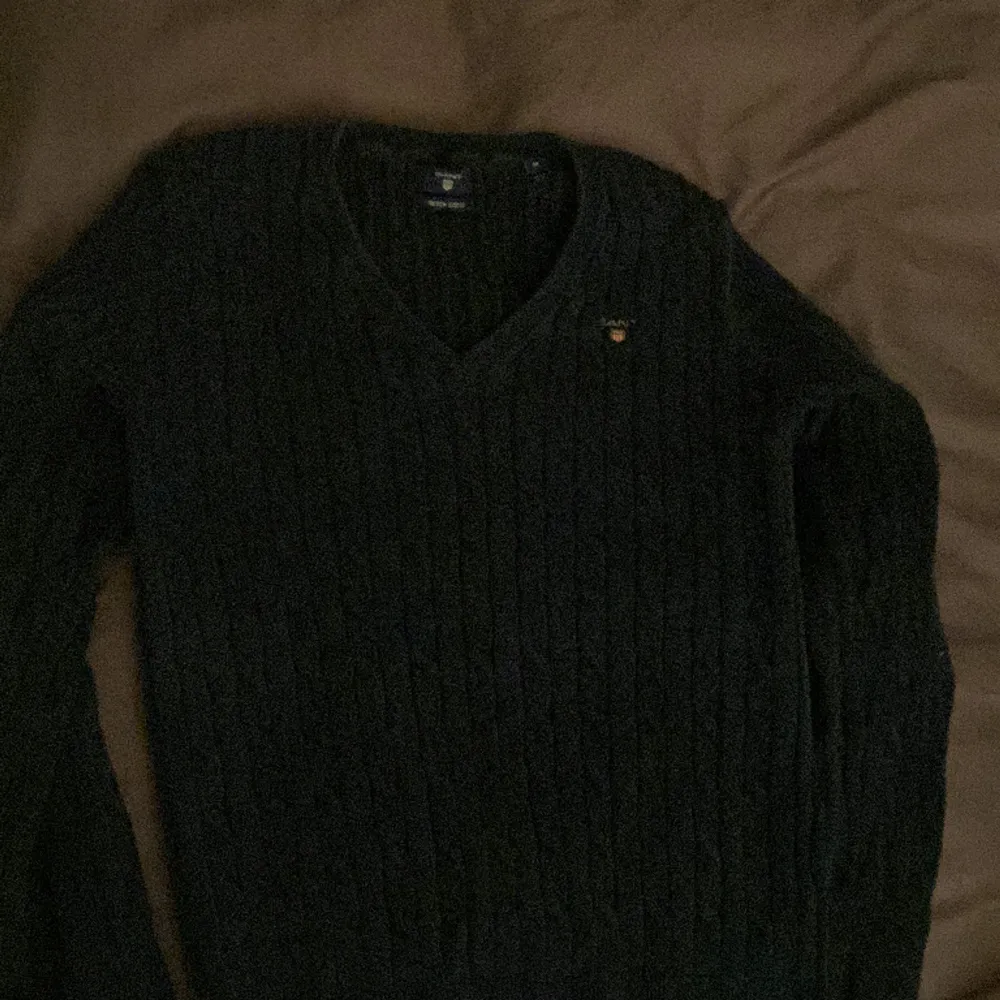 En mycket fin dam Gant tröja|| använt i mycket bra skick||färgen på tröjan är mörk blå! pris 110kr! Storleken på tröjan är M|| Vid flera funderingar kontakta oss!!. Hoodies.