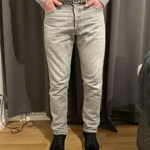 Jätte snygga Jack and Jones jeans i modell loose chris i jätte bra skick i storlek W29 L32🤩 Nytt pris 600 mitt pris 300