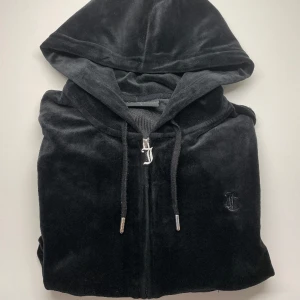 Juicy couture kofta - Juicy couture kofta i svart som jag köpte för 1200 i butik