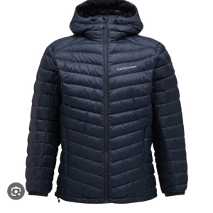 Peak performance jacka  - Säljer min peak performance jacka  Den är i storlek XS  Finns ett litet hål vid ena armbågen, men stör inte på något sätt.  Kan gå ner i pris  Jackan är använd därav priset, hör av er för fler bilder på den 