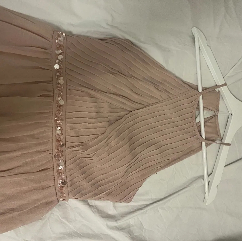 Säljer min balklänning då den inte används längre, endast använd 1 gång och är i mycket bra skick. Färgen är mer ljusrosa i verkligheten men framkommer inte på bild. . Klänningar.