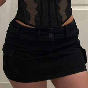 Denim Cargo Kjol - oanvänd 🖤”Katya Low Rise Cargo Skirt”