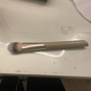 Sminkborste  - Använd en gång men passade inte mig då jag föredrar beauty blender. Från märket flare 