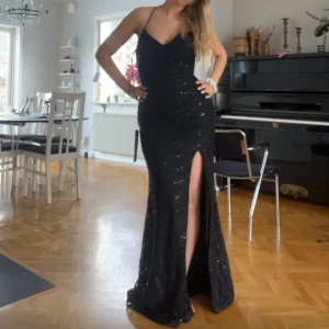 Mascara Balklänning svart - Tänkte sälja denna vackra balklänning då jag hittat en annan som jag gillar mer💕Klänningen är från mascara london vilket är ett lyxmärke inom balklänningar. Helt oanvänd är klänningen och har mer bilder. Nypris 3000kr+ så pris kan diskuteras:) 