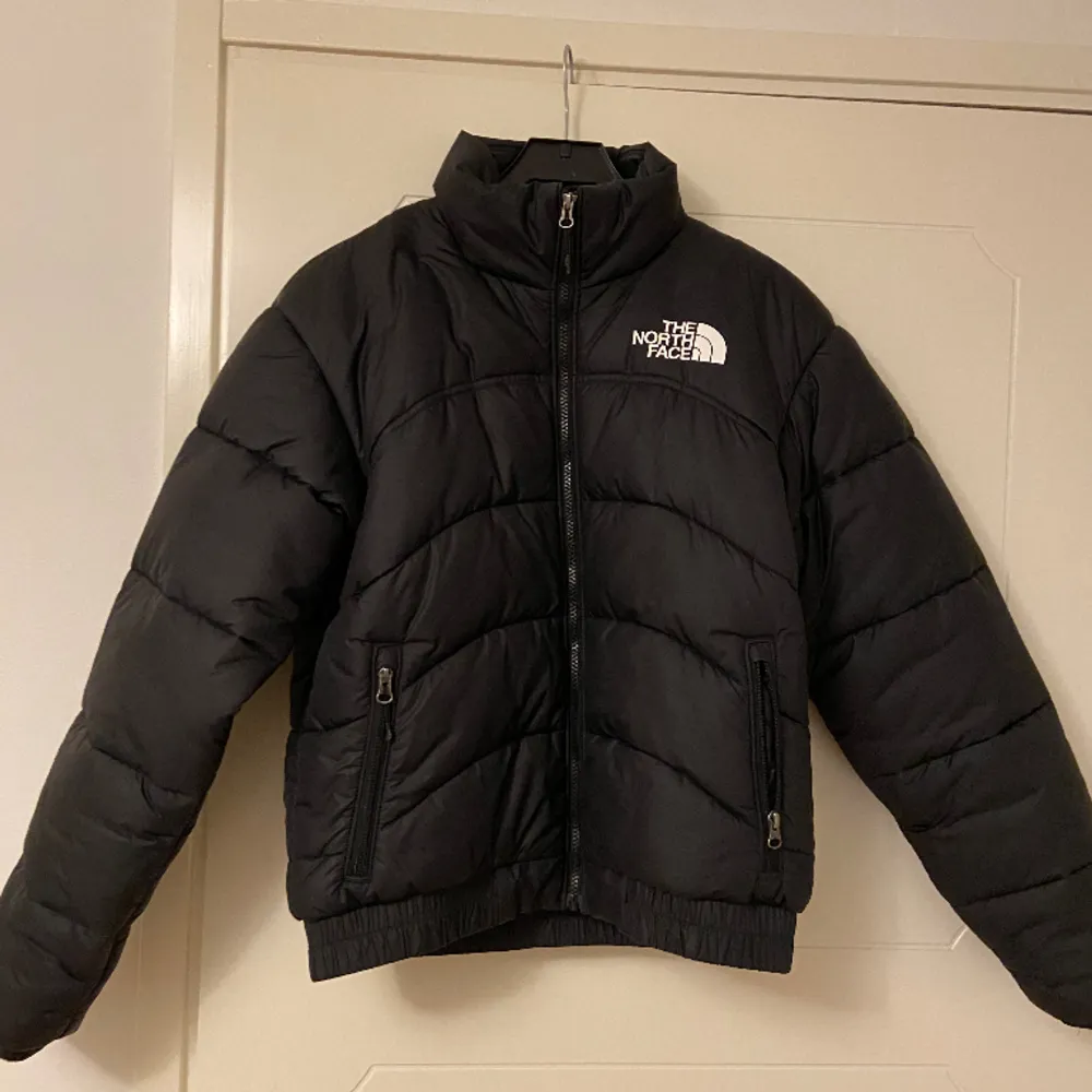 Denna North Face jackan är köpt förra hösten för 2000 kr nypris. Den håller värmen bra, är storlek S och är i gott skick. Säljer den nu för 500 kr +frakt🙌🏼. Jackor.