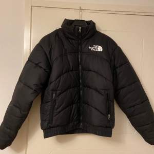 Denna North Face jackan är köpt förra hösten för 2000 kr nypris. Den håller värmen bra, är storlek S och är i gott skick. Säljer den nu för 500 kr +frakt🙌🏼