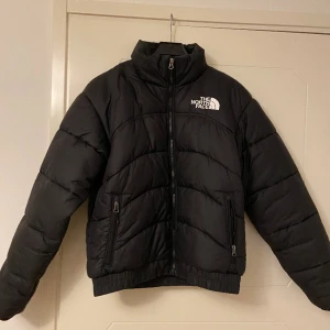 North Face vinterjacka - Denna North Face jackan är köpt förra hösten för 2000 kr nypris. Den håller värmen bra, är storlek S och är i gott skick. Säljer den nu för 500 kr +frakt🙌🏼