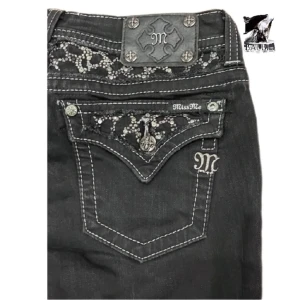 Miss me jeans - Säljer mina lågmidjade miss me jeans, så fint på mönster på baksidan. De sitter jätte fint och är som nya. Pris kan diskuteras vid snabb affär 😊🎀(lånade bilder) skriv privat om du vill se mer bilder💕