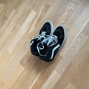 Vans Svarta - Höga svarta vans skor i storlek 39!💕