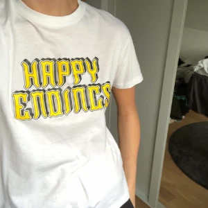 Ganni T-shirt - Jättefin men används tyvärr för lite, den 2 första är lånade bilder!💗💗