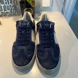 Valentino Flycrew  - Tjena, säljer mina valentino flycrew som är storlek 43, dom saknar endast en nit och skulle behöva en rengöring! Jag har tyvärr inget og! Hör av er vid intresse och frågor! Mvh Hugo 