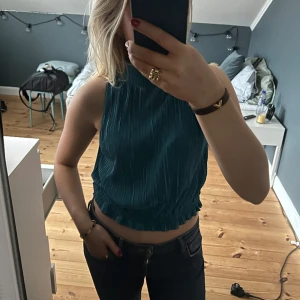 Blå topp - Superfin blå topp från Zara, perfekt nu till våren och sommaren!💙🩵 