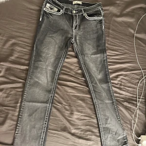Jeans  - Säljer dessa super snygga jeans som tyvärr inte kommer till användning.  Mid raise  Straight jeans  Storlek M/L 