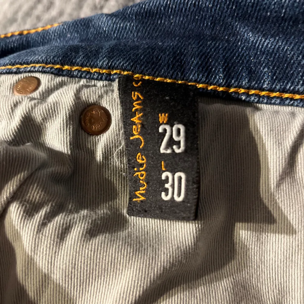 Säljer dessa feta Nudie jeans i skin fit, Finns lite slitage (kom i DM för bild på det) storlek 29/30.   349:-  Skriv i DM för frågor osv.. Jeans & Byxor.