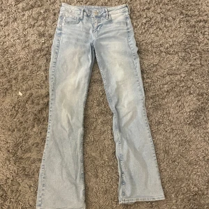 Lågmidjade bootcut jeans - De är i bra skick och knappt använda då de är för korta för mig💗