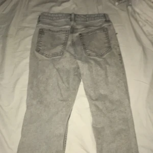 Jeans  - Säljer dessa grå jeans från hm