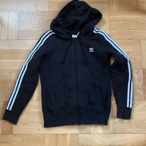 Adidas huvtröja  - Fint skick, sparsamt använd.
