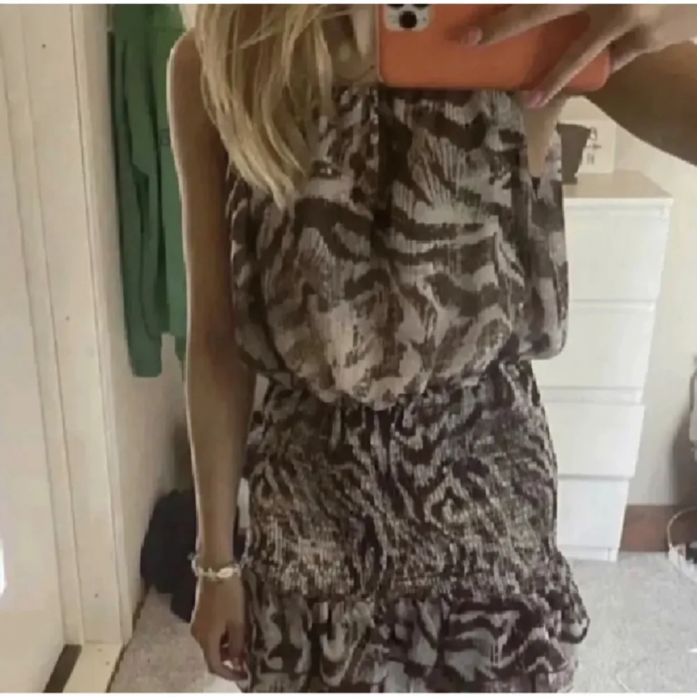 Säljer denna populära klänning ifrån zara , helt ny med prislappen kvar💞. Klänningar.