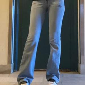 Säljer dessa asfina unika långmidjade jeansen. Jättecoola fickor, midjemått: 36cm och Innerbenslängd: 84cm. Skriv vid frågor eller andra funderingar!💗💗Pris kan diskuteras vid snabb affär!😇