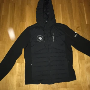 Sail racing patrol hybrid jacka  - Bra skick säljes på grund av att jag inte har användning för den, Strolek 170 Hör av dig vid frågor. Pris kan diskuteras vid snabb affär 