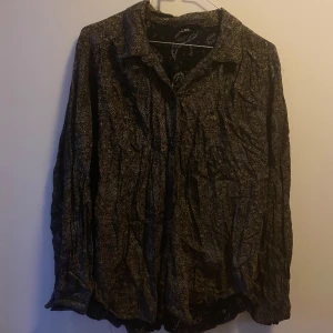 Mönstrad skjorta - Mönstrad skjorta, något mörkare i färgen än på sista bilden✨ Köpt second hand!