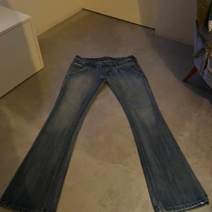 Diesel jeans  - Lågmidjade utsvängda jeans från diesel. Bra skick Står storlek 33 men skulle inte säga att dem är så stora. 