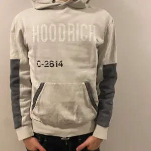 Hoodrich hoodie i strl M. Inga defekter och den har ett snyggt tryck på baksidan. Osäker på om denna fortfarande går att köpa i affär eller online. Kan mötas upp i Örebro annars står köparen för frakten.