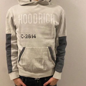 HOODRICH HOODIE - Hoodrich hoodie i strl M. Inga defekter och den har ett snyggt tryck på baksidan. Osäker på om denna fortfarande går att köpa i affär eller online. Kan mötas upp i Örebro annars står köparen för frakten.