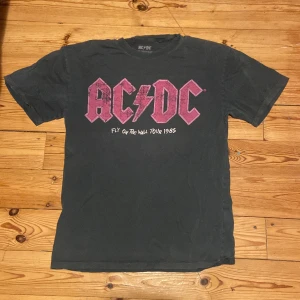 Grå ACDC tshirt - Storlek S, pris kan diskuteras
