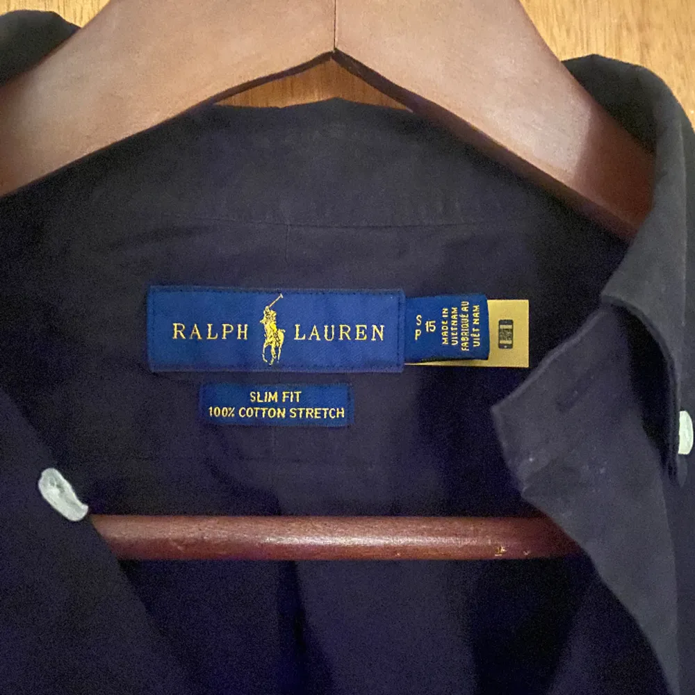 Säljer min Ralph Lauren skjorta köpt på NK då den blivit för liten. 9/10 skick passar dig runt 175-180. . Skjortor.