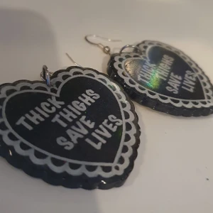 Resin örhängen - Resin örhängen beställda från England för ett tag sen☺️ Inte använt dem typ alls och kände att de behövde ett nytt hem.