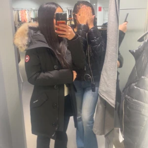 En canada goose jacka - Den är i storlek s har inte kommit till användning så mycket för att jag har bytt stil. Det finns inga skador på den . Priset kan diskuteras 