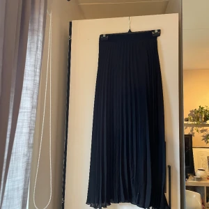 Svart kjol - Tunn svart lång kjol, lite genomskinlig med resår i midjan 