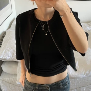 Trekvarts jacka  - Trekvartslång jacka Svart lätt jacka med dragkedja i storlek s  Inga tecken på användning 